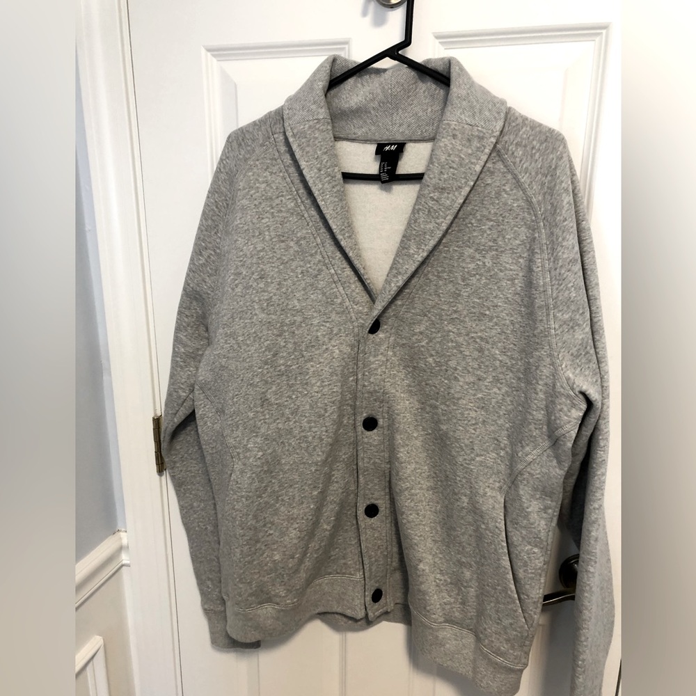 H&M men’s XL button down shawl collar long sleeve cardigan style fleece. Gray